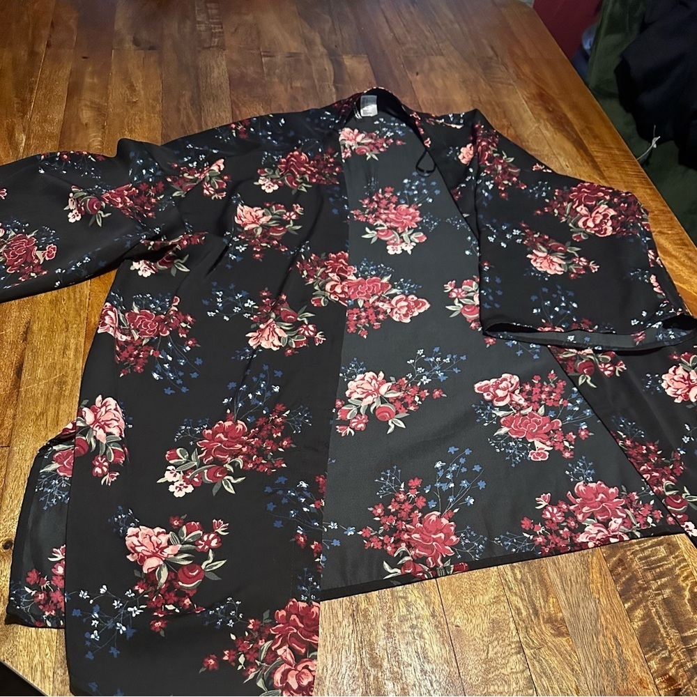 Vintage look Kimono shirt floral print size small excellent condition!